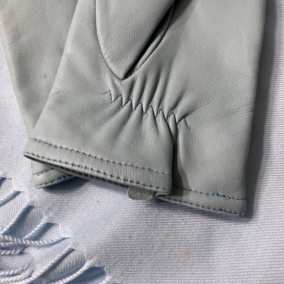 Leather gloves in Baby Blue! - Picture 3 of 6